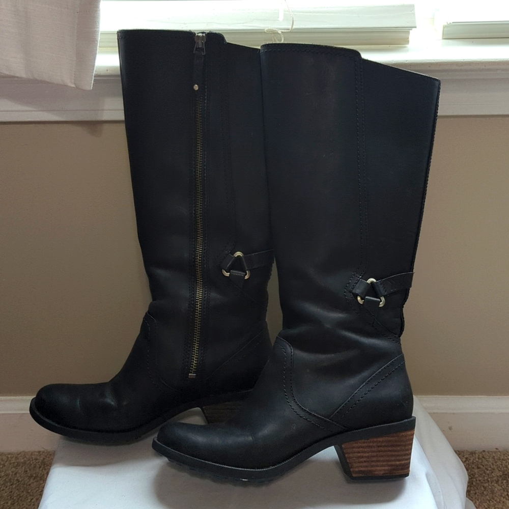 Teva Waterproof, Lightly Insulated Heeled Boot **Like New**